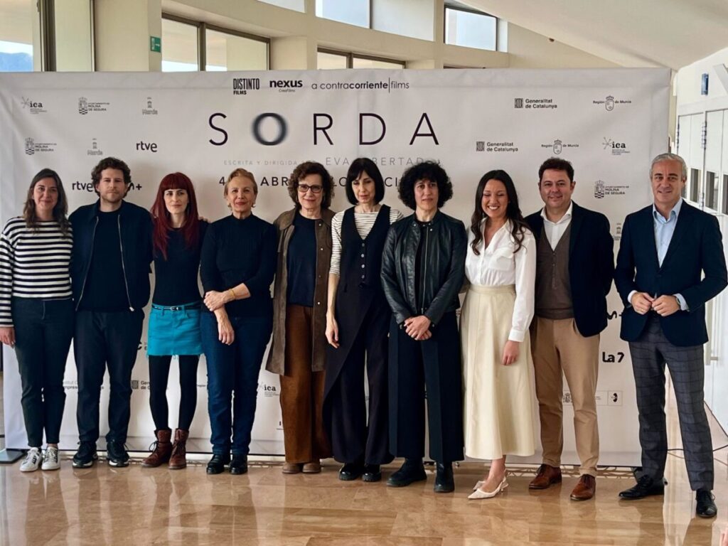 El equipo de Sorda, capitaneado por Eva Libertad y Miriam Garlo, junto a Carmen Conesa, Fernando López Miras y María González Veracruz.