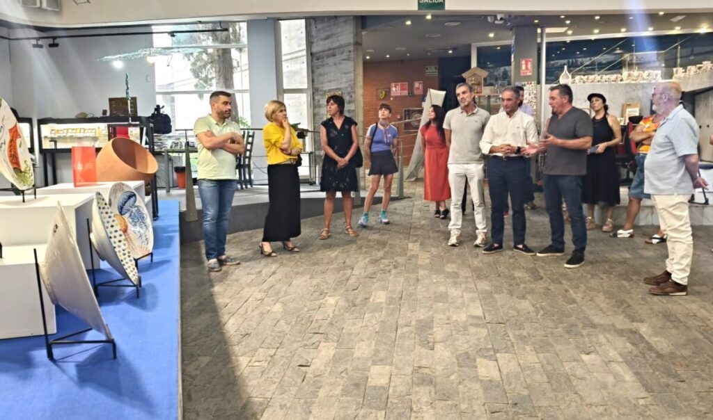 El director general de Artesanía, Rafael Gómez, se reúne con las propuestas del Gobierno regional a los Premios Nacionales de Artesanía 2025. (CARM)