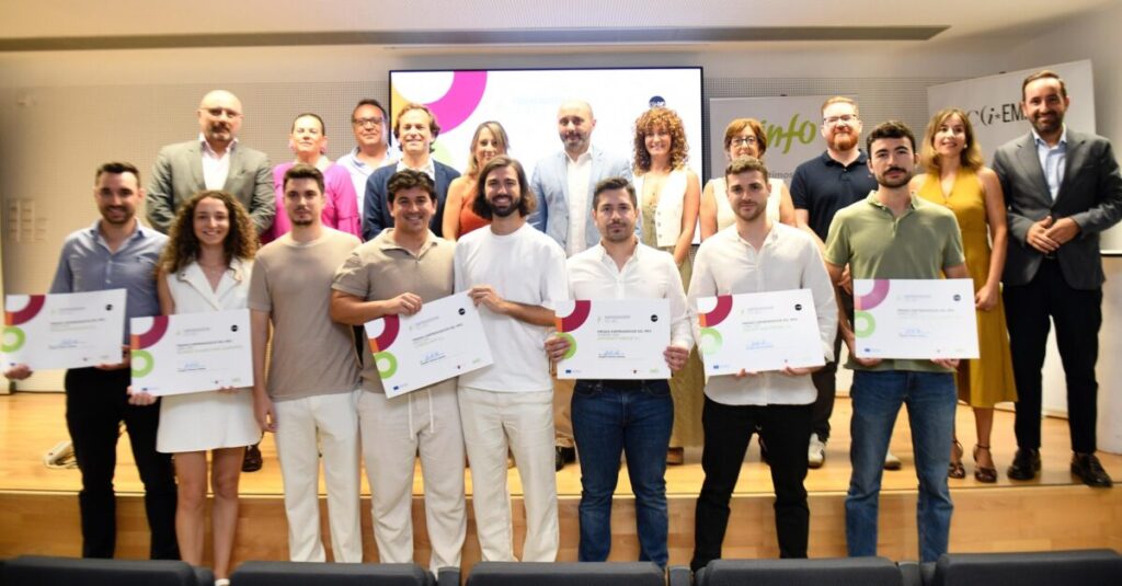 El director general del Info, Joaquín Gómez, junto a los galardonados con los premios 'Emprendedor del mes'. (CARM)