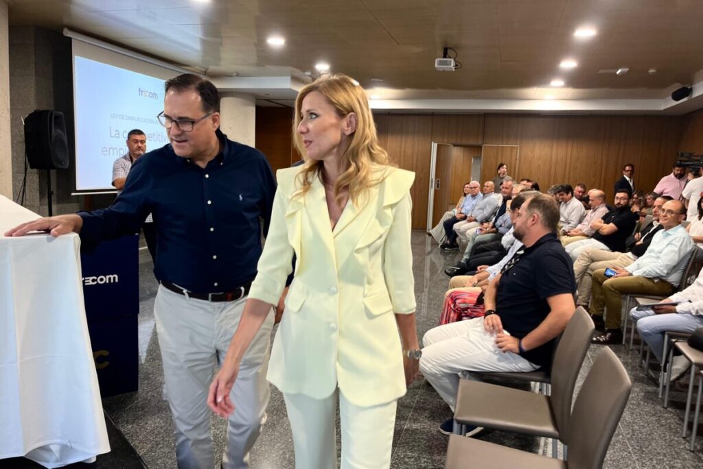 Imagen de la consejera en el consejo de dirección de Frecom. (CARM)