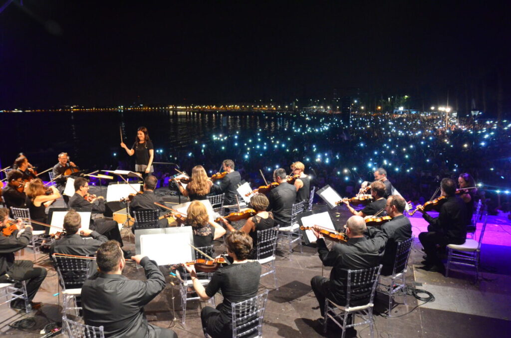 Imagen de archivo de una de las actuaciones de la Orquesta Sinfónica de la Región de Murcia a la orilla del Mar Menor. (CARM)
