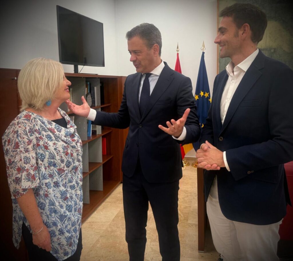 El consejero de Presidencia, Portavocía, Acción Exterior y Emergencias, Marcos Ortuño, junto al director general de Acción Exterior y Cooperación, Juan José Almela, y la presidenta de la Casa de la Región de Murcia en Estocolmo, María Cruz Sánchez Vera, con quien se reunió recientemente. (CARM)