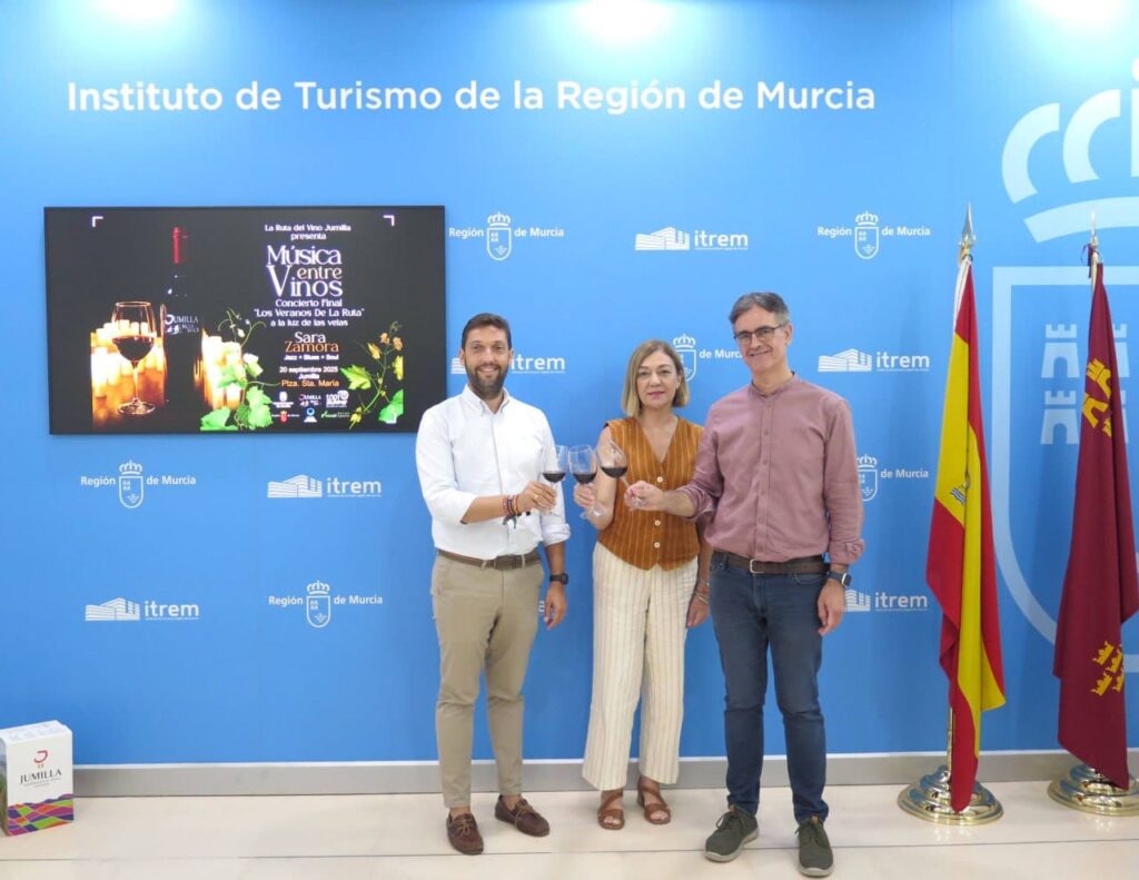 El director del Instituto de Turismo, Juan Francisco Martínez (i), con la alcaldesa de Jumilla, Seve González, y el presidente de la Ruta del Vino, Silvano García. (CARM)