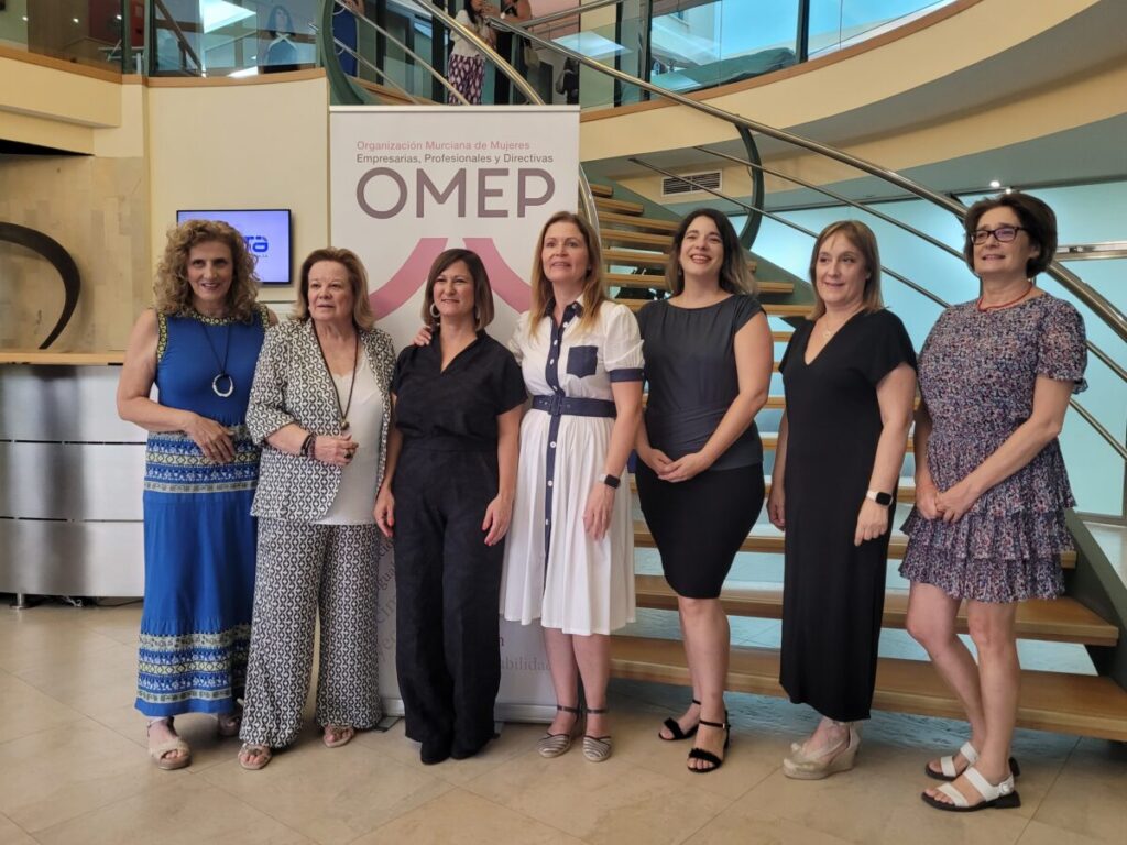 Foto de familia de la Junta Directiva con la nueva presidenta en el centro. (OMEP)
