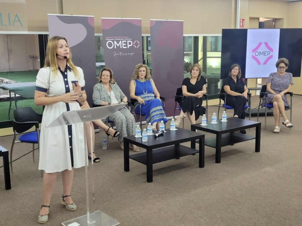  Noemí Muñoz se dirige a los asistentes. (OMEP)