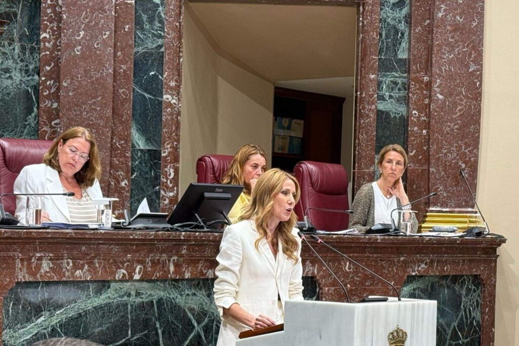 Marisa López durante su intervención en la Asamblea Regional. (CARM)