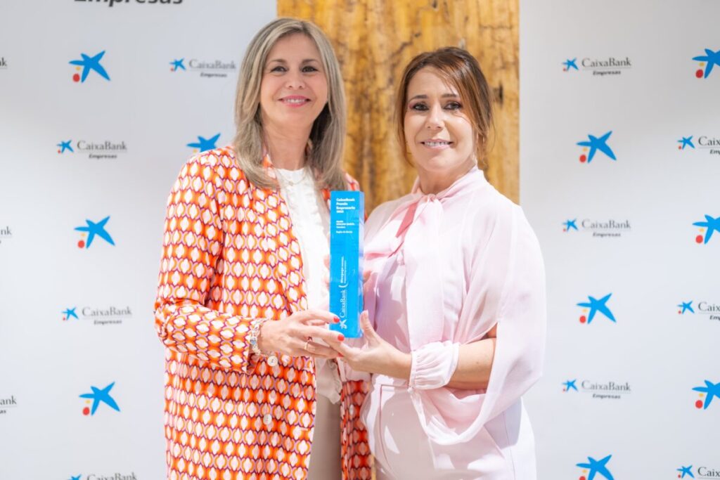 Olga García entrega el 'CaixaBank Premio Empresaria Región de Murcia' 2025 a María José Sánchez. (CaixaBank)