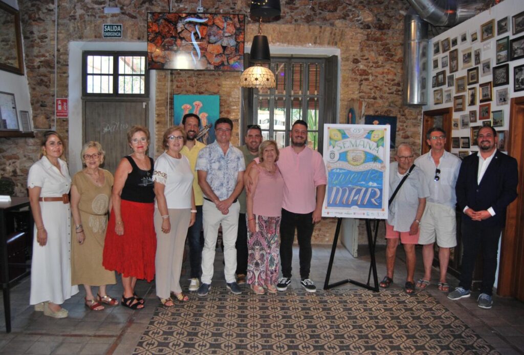 Foto de familia en la presentación del cartel. (Ayuntamiento de Los Alcázares)
