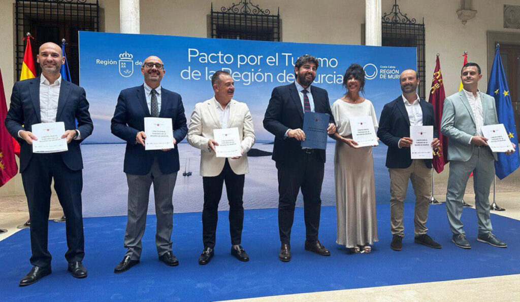 Foto de familia durante la firma del pacto. (HoyTú)