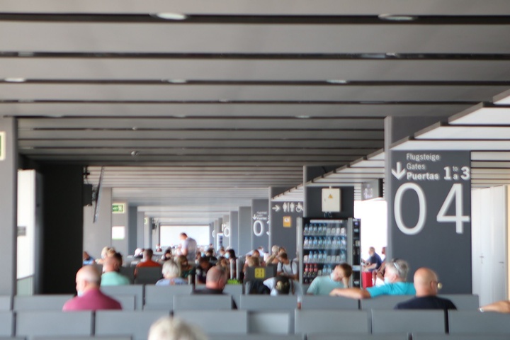 Pasajeros esperando a embarcar en el Aeropuerto Internacional Región de Murcia. (CARM)