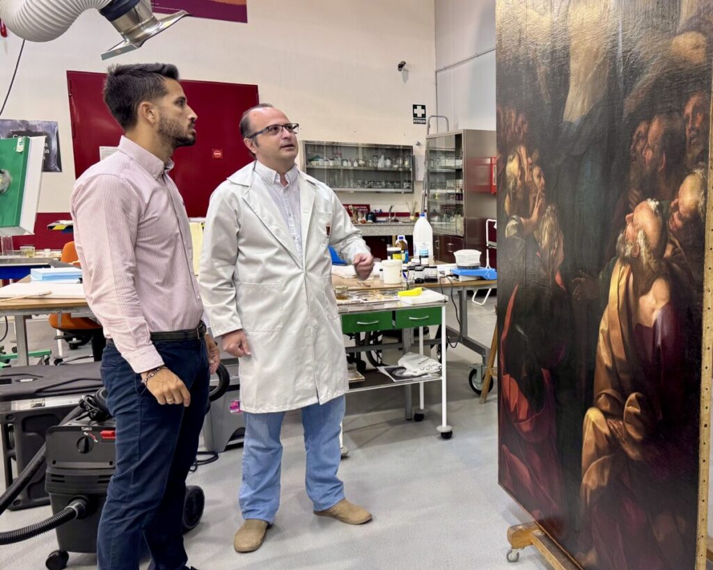 El director general de Patrimonio Cultural, Patricio Sánchez, junto a una de las obras de la Colección Adela Barba, durante una visita al Centro de Restauración / CARM.