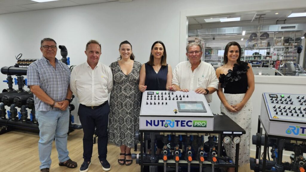 Imagen de la consejera Sara Rubira durante la visita a las instalaciones de la empresa Ritec especializada en tecnología de riego / CARM.