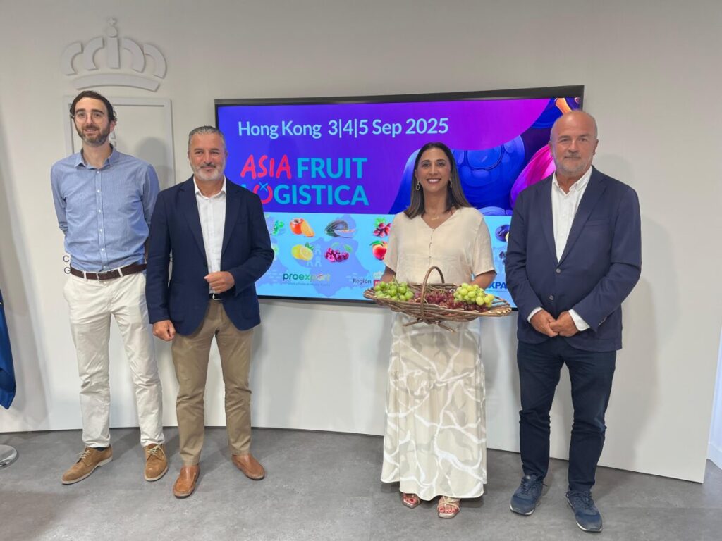La consejera Sara Rubira junto a representantes de Apoexpa y Proexport que participan en la próxima edición de Asia Fruit Logística / CARM.