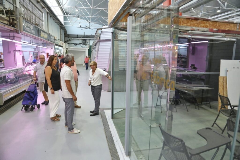 La edil Belén Romero visita el Mercado Santa Florentina, donde abrirá un aula gastronómica. (Ayuntamiento de Cartagena)