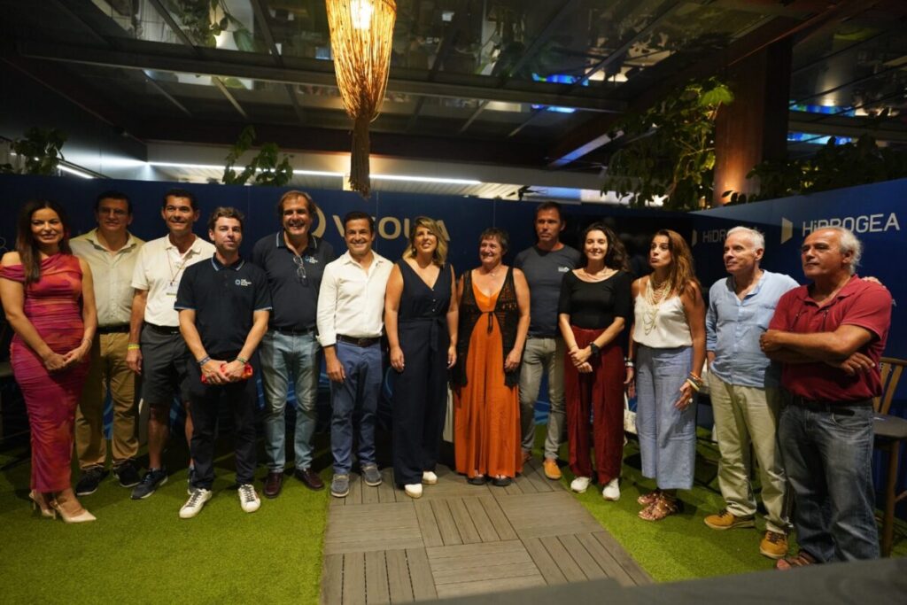 Foto de familia durante la celebración de la mesa redonda / Hidrogea.