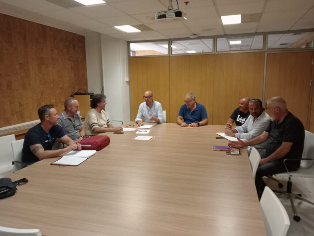 Reunión entre el concejal de Movilidad del consistorio murciano, José Francisco Muñoz, y los conductores de las concesionarias de autobús del municipio / Ayuntamiento de Murcia.