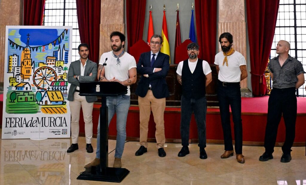 Imagen de la banda murciana junto al alcalde durante el anuncio / Ayuntamiento de Murcia.