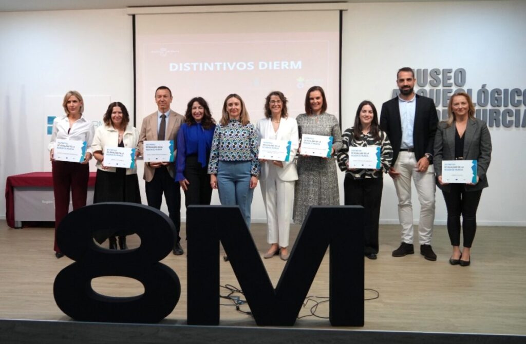 La consejera de Igualdad, Conchita Ruiz, junto a las empresas reconocidas con el Distintivo DIERM el pasado año / CARM.