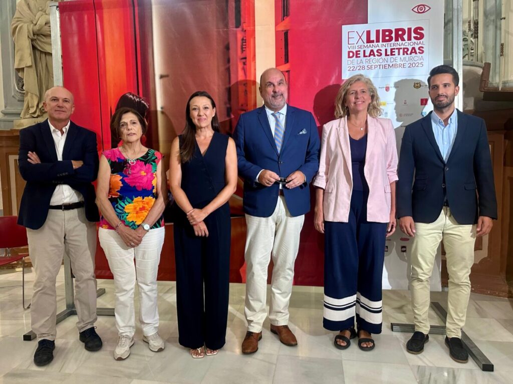 La consejera Carmen Conesa, con el resto de autoridades y miembros de la organización en la presentación de ExLibris Murcia 2025 / CARM.