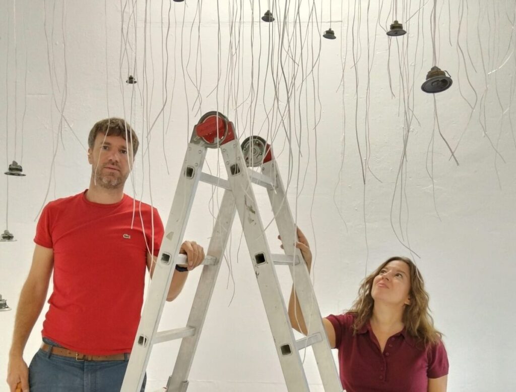 El artista Félix Blume y la comisaria Belén Vera en el montaje de la instalación sonora ‘Enjambre’ / CARM.