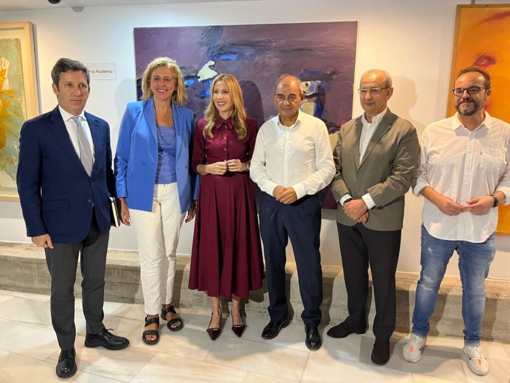 Foto de familia durante el acto de presentación / CARM.