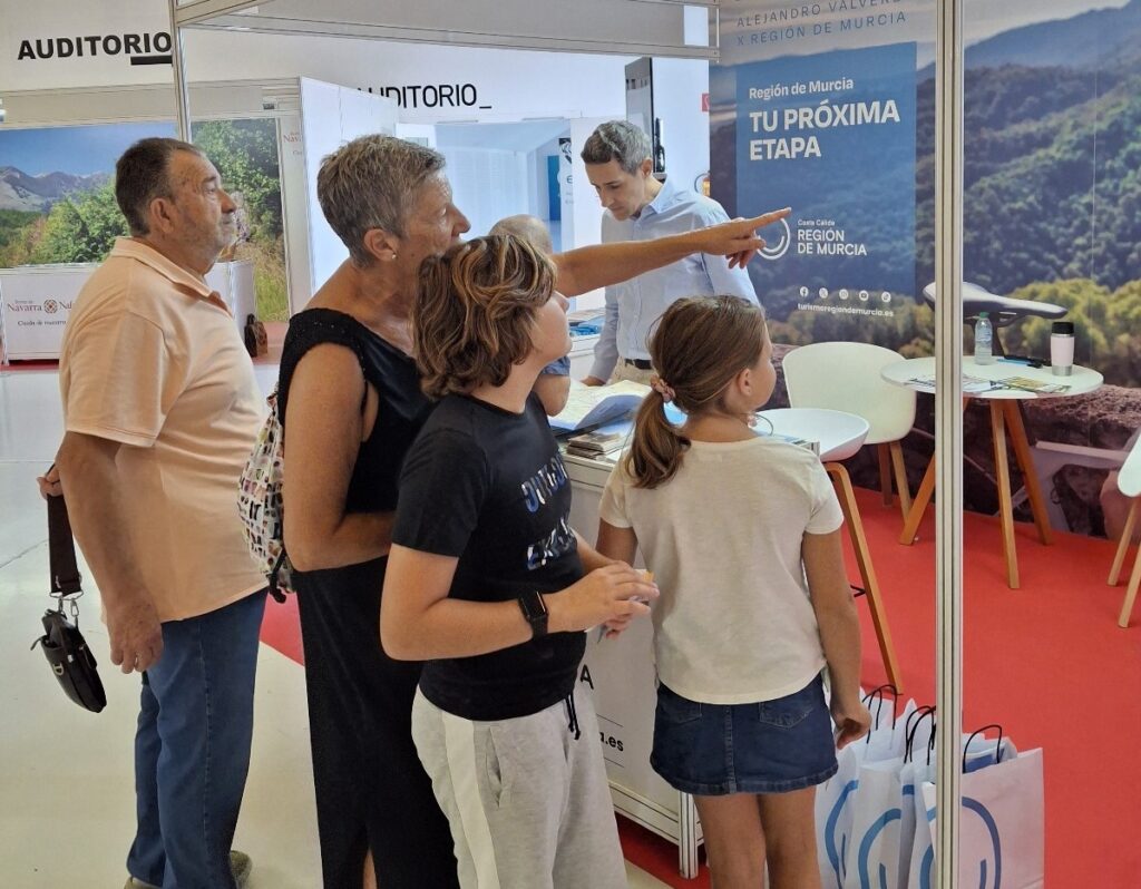 Mostrador de la Región en la feria de cicloturismo / CARM.