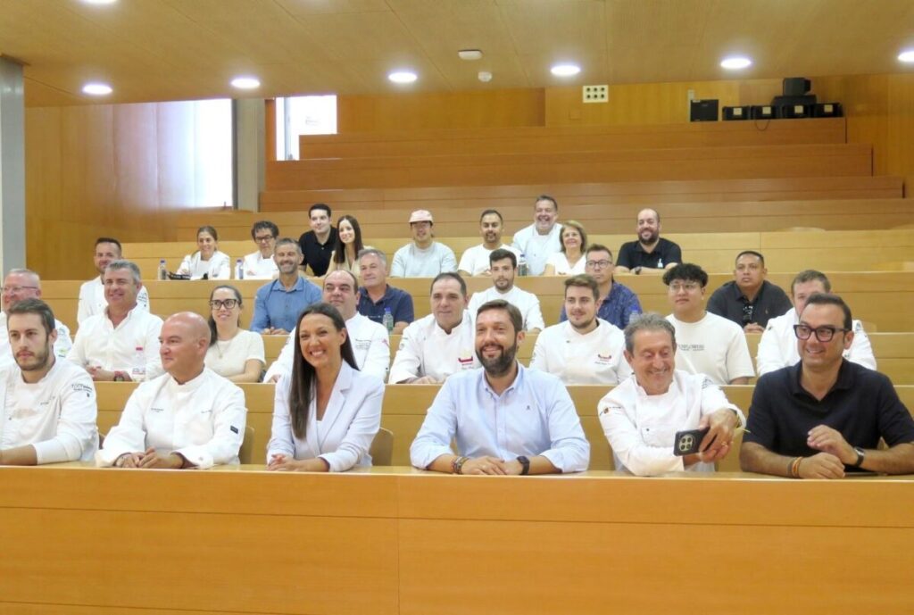 La consejera Carmen Conesa y el director general del Instituto de Turismo, con algunos de los cocineros, pasteleros y sumilleres que estarán en los eventos gastronómicos de Alicante y San Sebastián / CARM.