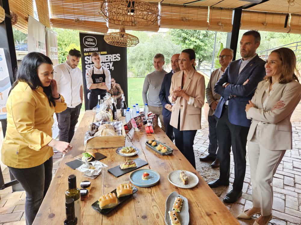 La consejera Carmen Conesa, el alcalde de Caravaca de la Cruz, José Francisco García, y otros participantes en la presentación de Las Cocinas del Jubileo / CARM.