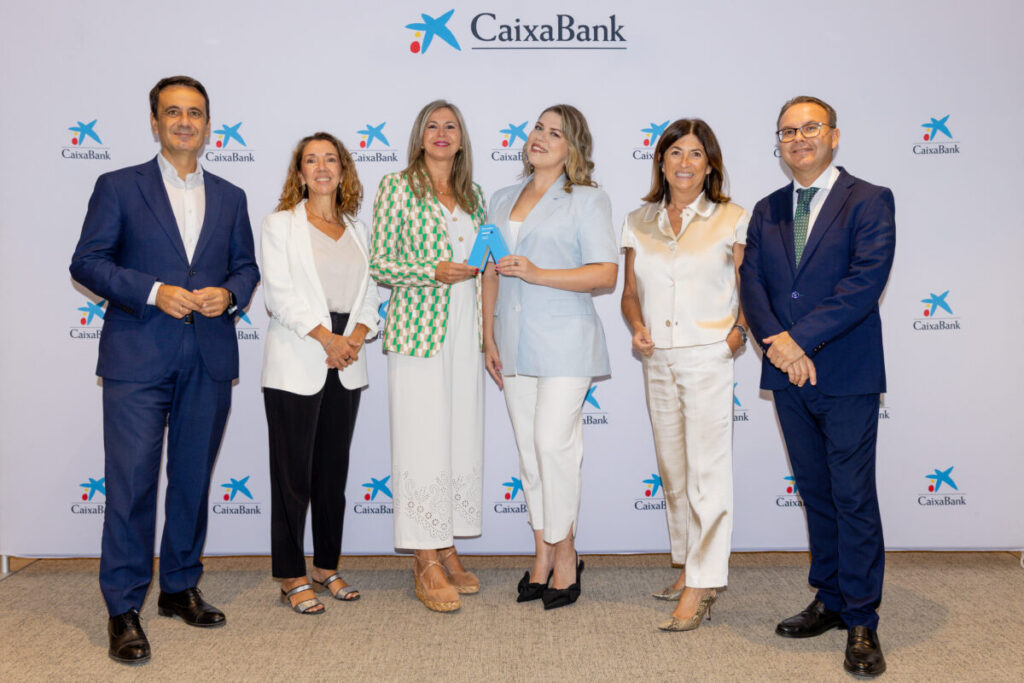 Foto de familia durante la entrega del premio / CaixaBank.