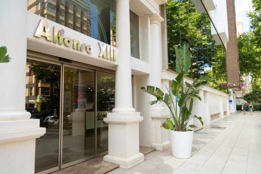 Entrada del hotel / Compás.