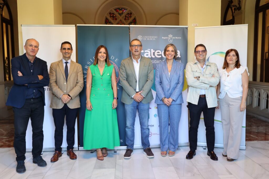 Foto de familia durante la firma del convenio de colaboración / UMU.