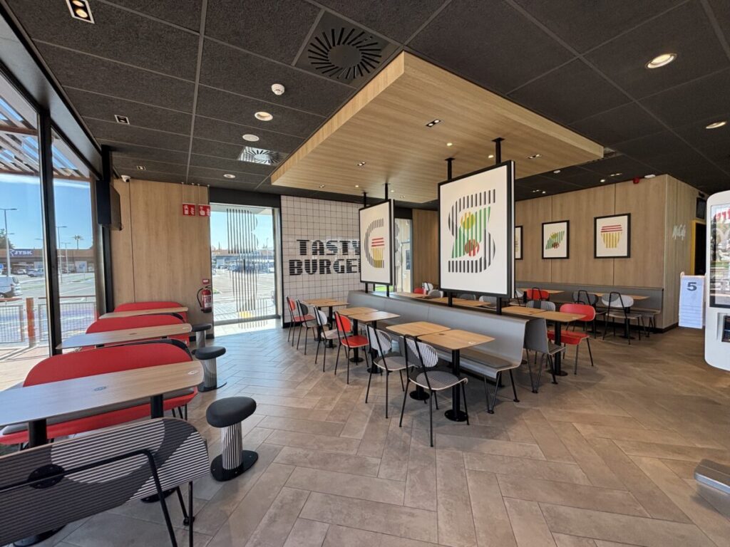 Interior del nuevo establecimiento / Interior del nuevo establecimiento / McDonald’s.