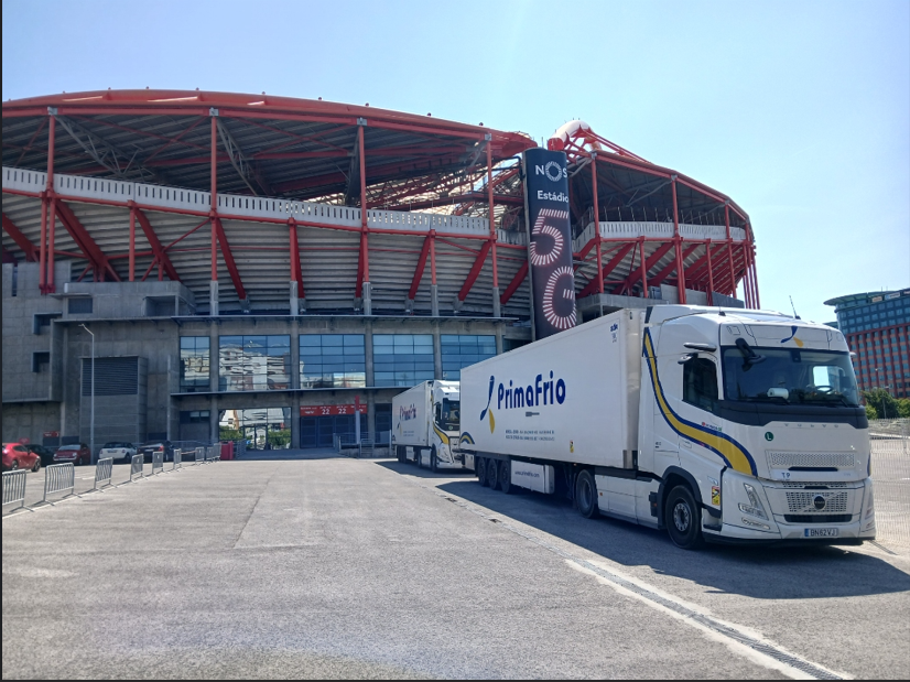Camión de Primafrio en el estadio del Benfica en Portugal / Primafrio.