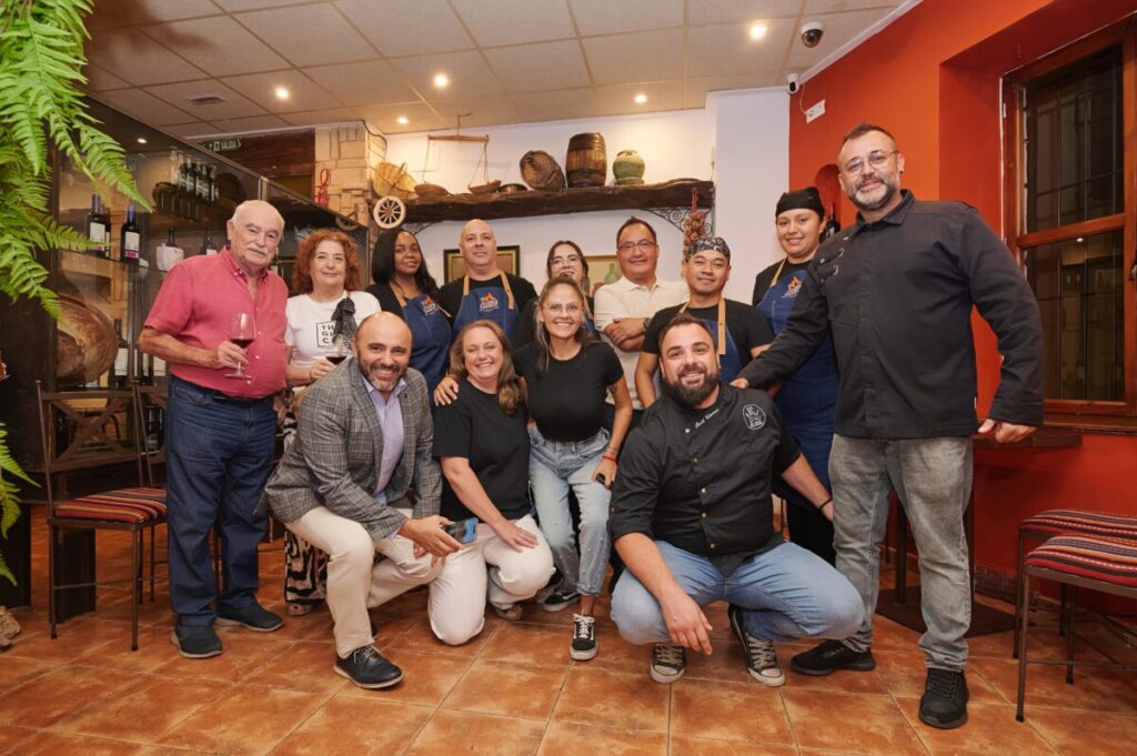 Foto de grupo con el equipo del restaurante y equipo Abrasador / Abrasador.
