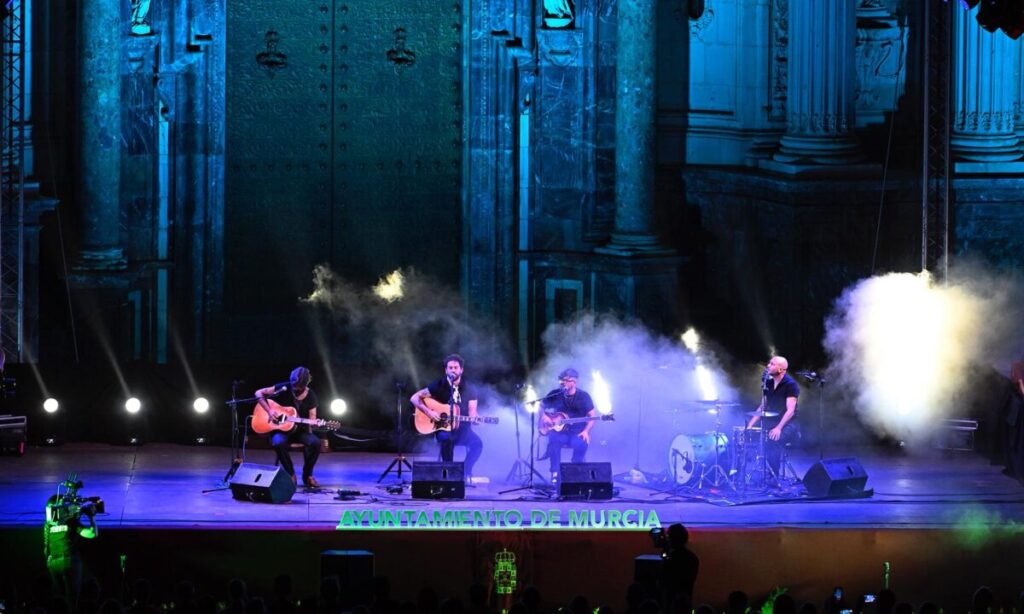 Viva Suecia cantando en el escenario. (Ayuntamiento de Murcia)