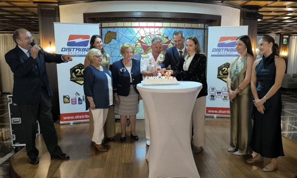 Imagen durante el acto del corte de la tarta conmemorativa / JR Comunicación y Protocolo.