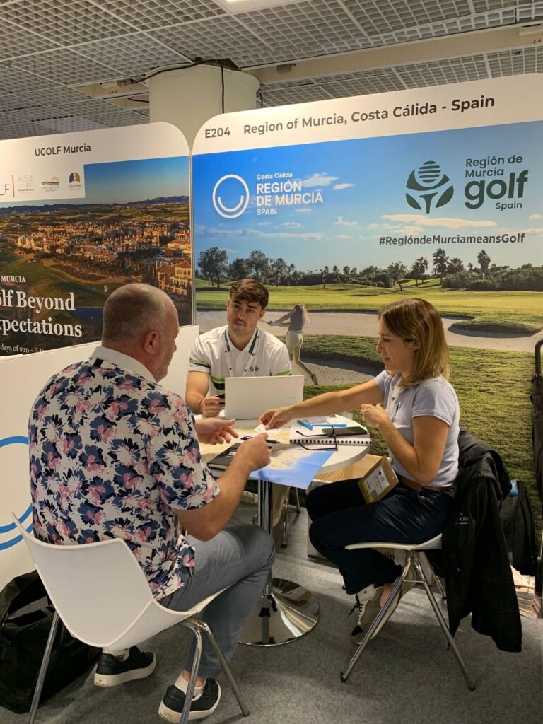 Stand de información sobre la oferta de golf en la Región en el curso de la feria celebrada en Francia / CARM.