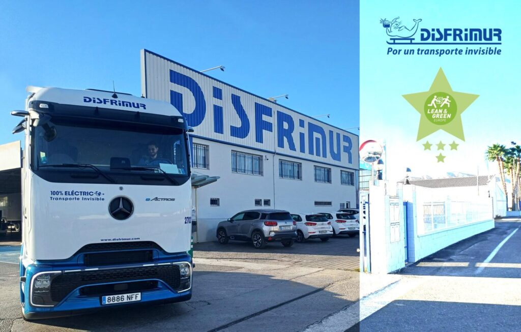 Camión de Disfrimur frente a su sede y el reconocimiento / Disfrimur.