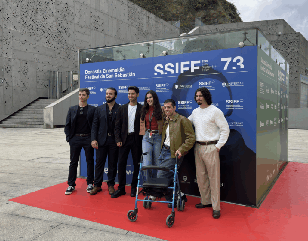 Imagen de Cristina Ruiz con su equipo en el evento / Universae.