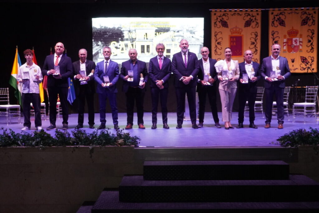 Foto de familia con los premiados / Ayto. Santomera.