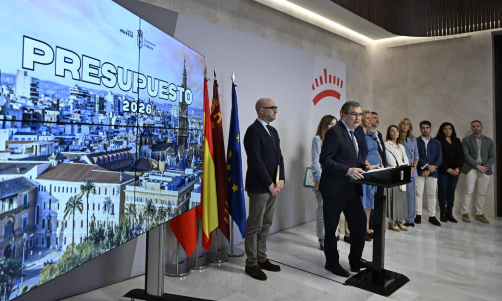 El alcalde José Ballesta anunciando los presupuestos para 2026 / Ayuntamiento de Murcia.