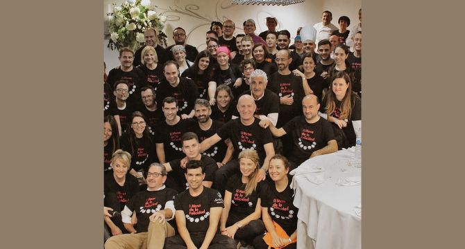 Foto de familia en una de las iniciativas sociales del restaurante / HoyTú.