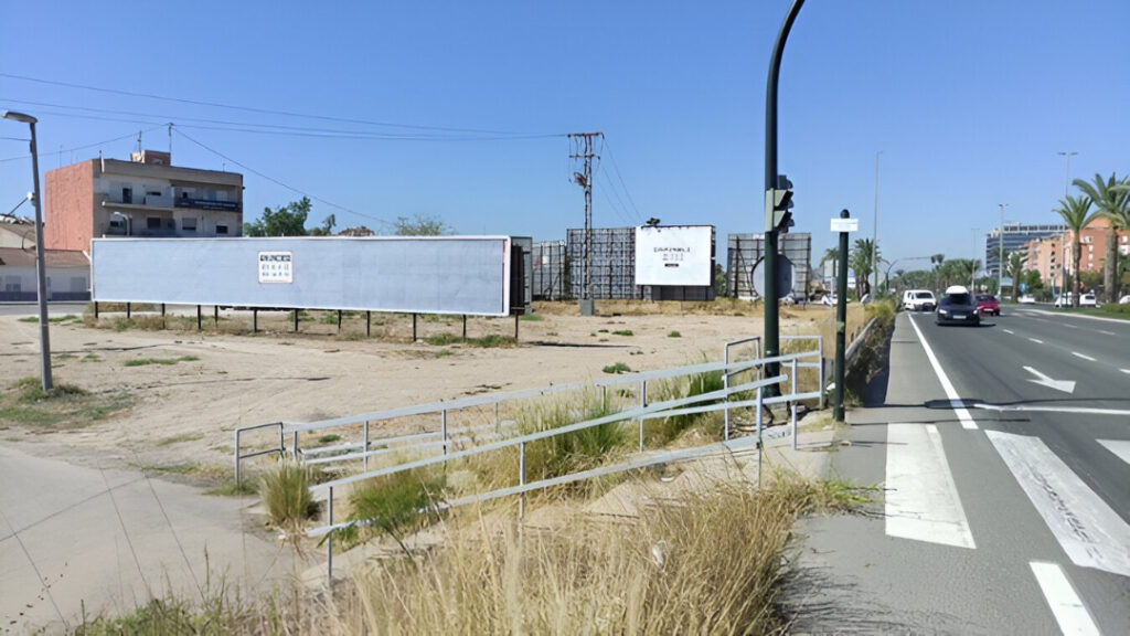 Imagen de una valla donde se ha retirado la publicidad / Portavoz.