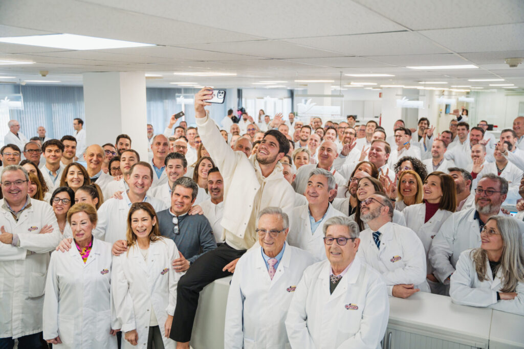 El tenista Carlos Alcaraz con empleados en una visita a las instalaciones de la empresa / Grupo Fuertes.