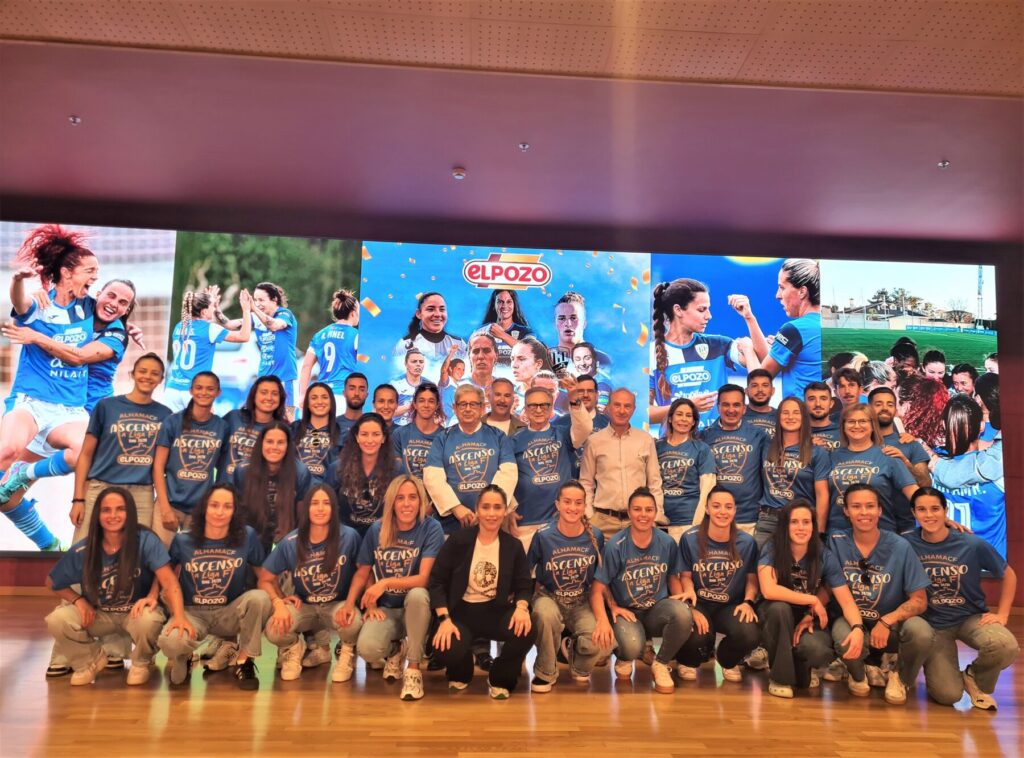 FOTO ELPOZO ALIMENTACIÓN Homenajea al CF Femenino de fútbol ALHAMA ELPOZO