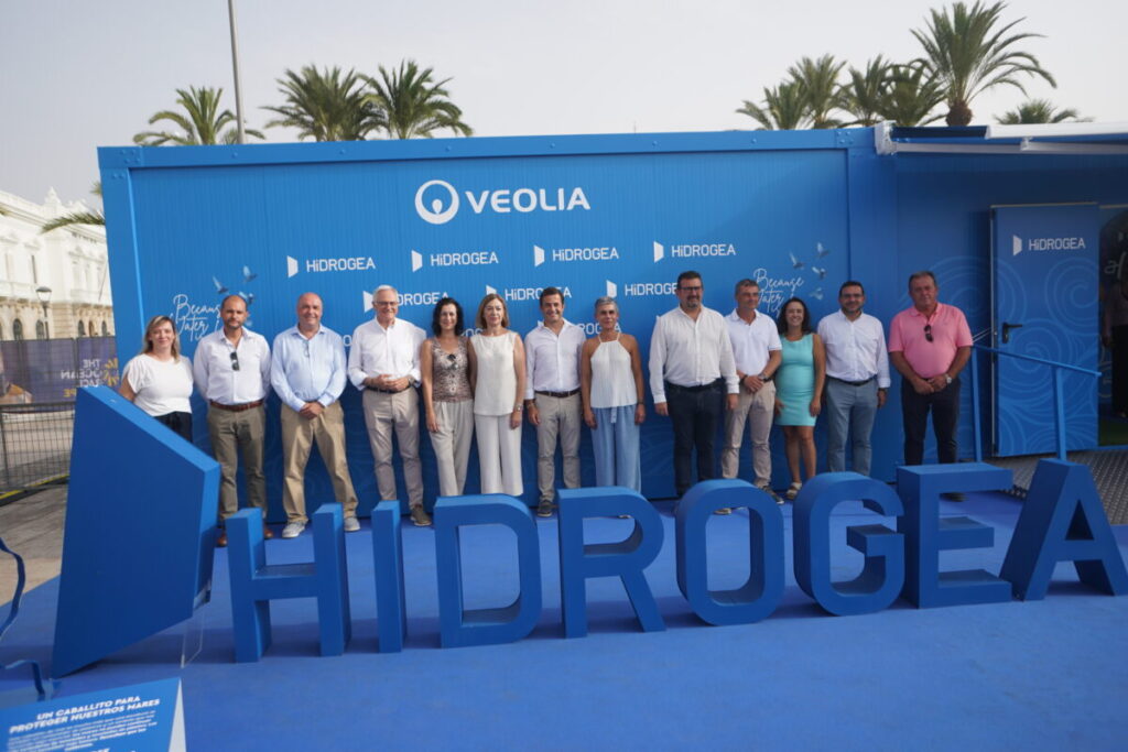 Juan José Alonso, consejero delegado de Hidrogea, junto con un grupo de alcaldes y concejales de Cieza, Torre Pacheco, Beniel y Jumilla antes de comenzar una mesa redonda sobre los desafíos hídricos de los municipios / Hidrogea.