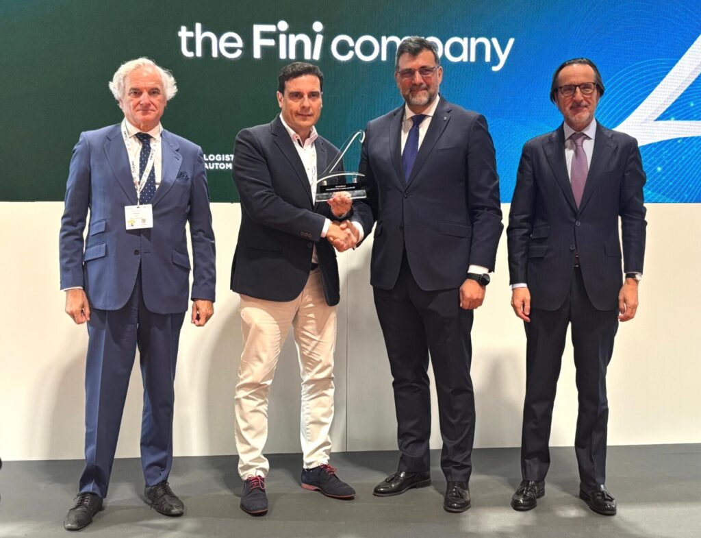 El director corporativo de Logística de la compañía recogiendo el galardón / Fini Golosinas.