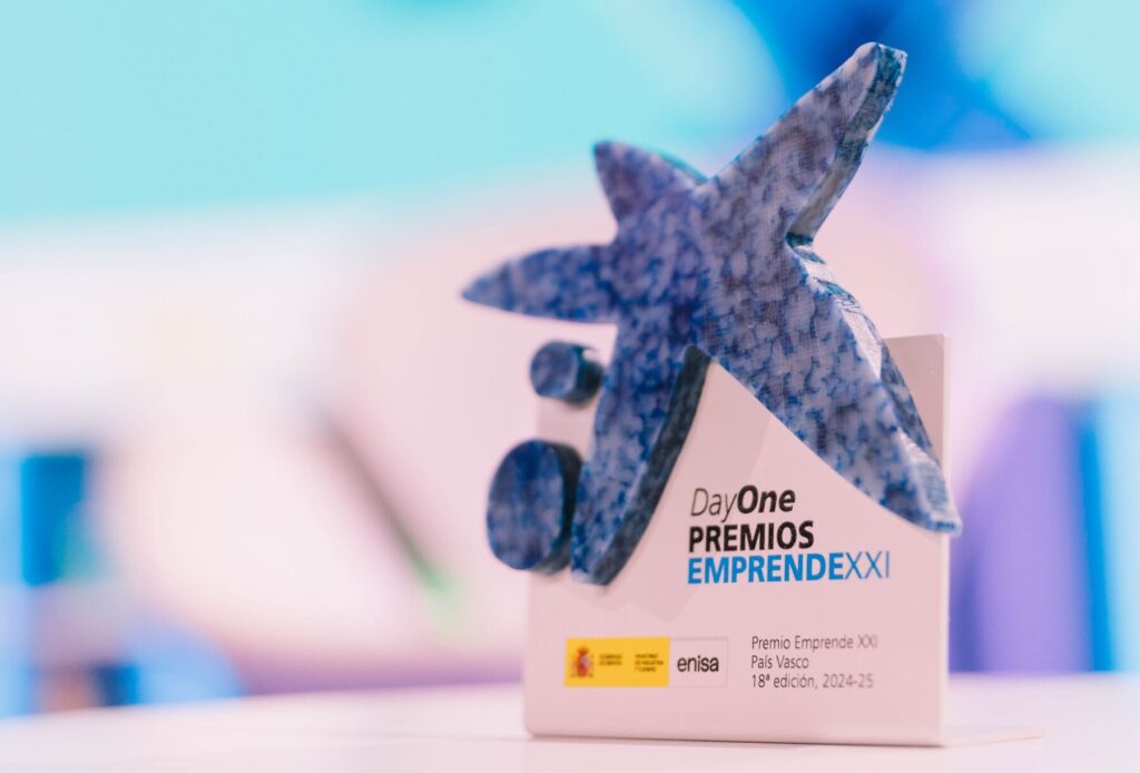 Imagen del galardón de los Premios EmprendeXXI / CaixaBank.