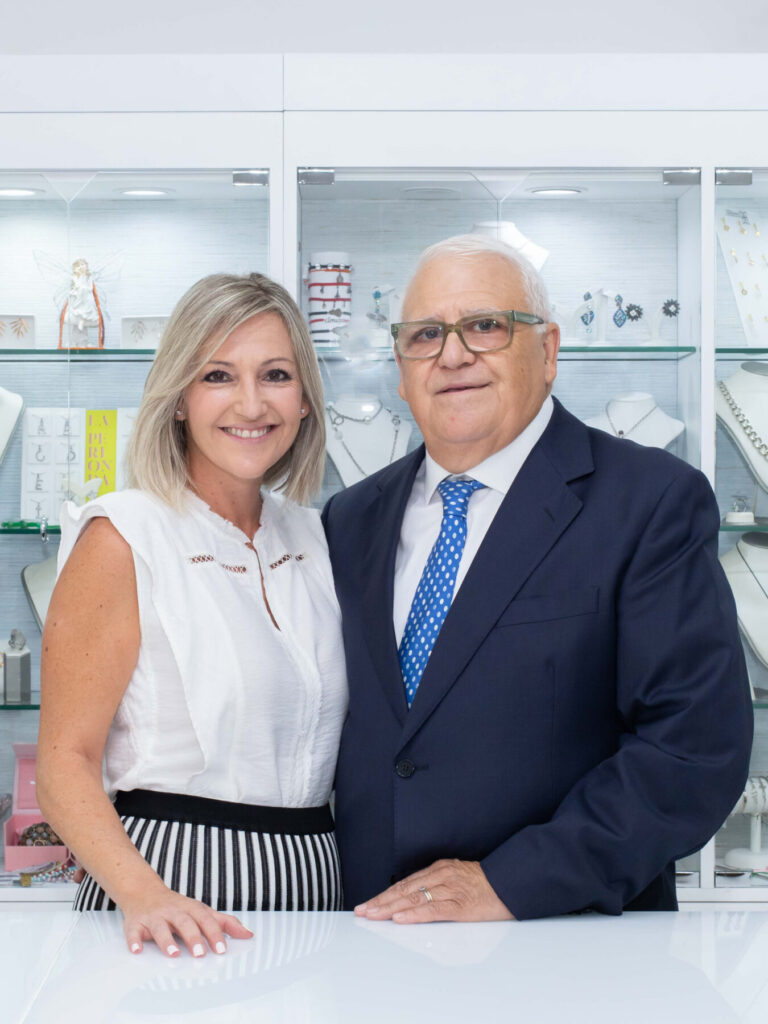 La actual CEO de Díaz Gil Joyeros, Mariló Díaz, junto a su padre, Enrique Díaz Almagro, que fundó la marca de joyería en 1972 / Ana Bernal.
