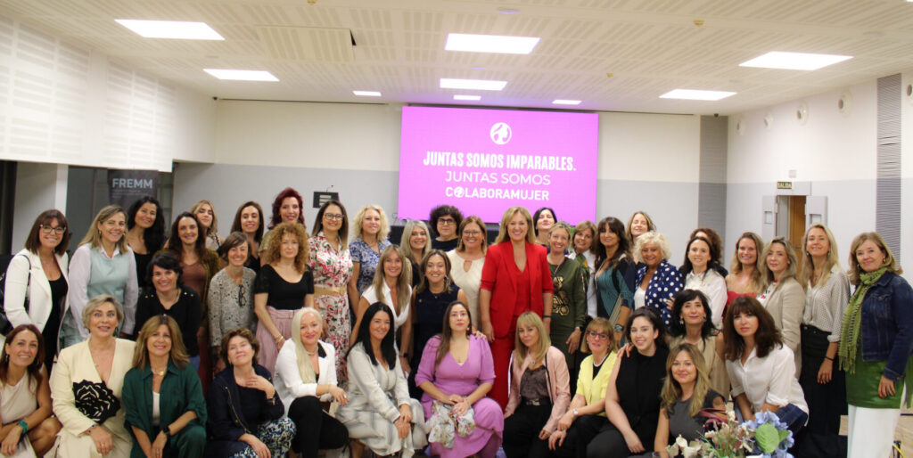 Foto de familia en la Asamblea / Colabora Mujer.